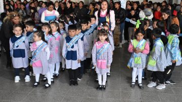 Alumnos de jardines municipales de Fernández prometieron cariño a la bandera