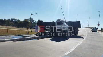 VIDEO. Un camión perdió el acoplado al subir el viaducto de Avda. Alsina