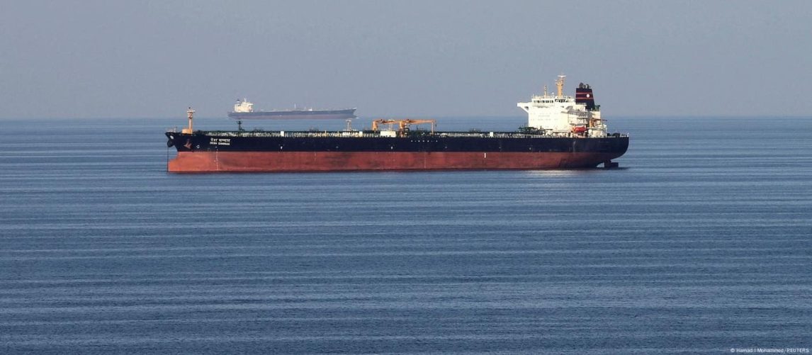 Irán: El parlamento aprobó cerrar el estrecho de Ormuz, por donde circula el 20% del petróleo mundial