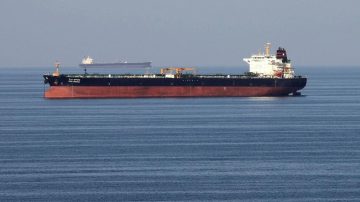 Irán: El parlamento aprobó cerrar el estrecho de Ormuz, por donde circula el 20% del petróleo mundial