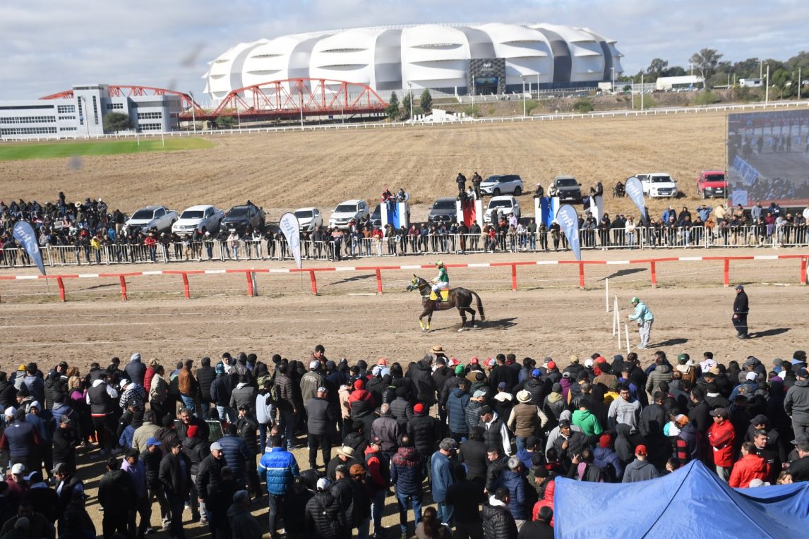 El gobernador asistió a los festejos por los 50° años del Hipódromo “27 de abril”