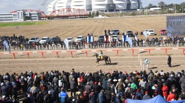 El gobernador asistió a los festejos por los 50° años del Hipódromo “27 de abril”