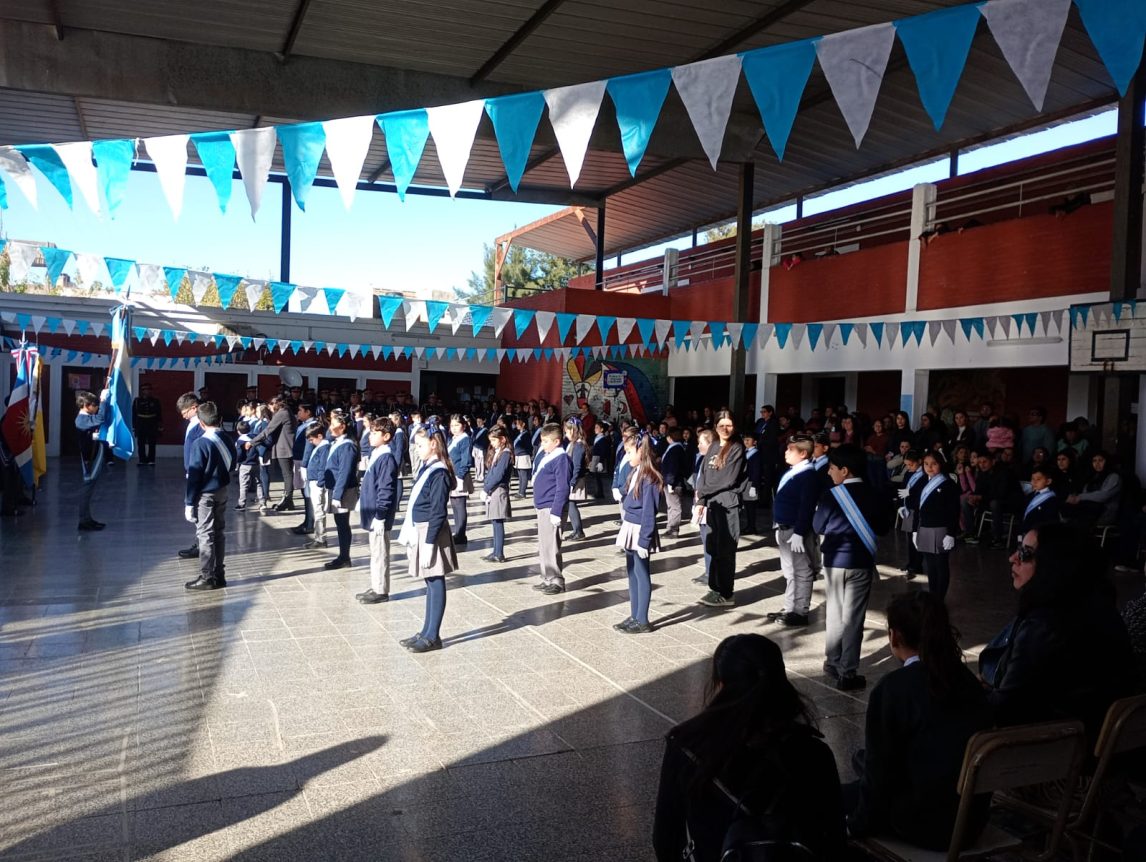 Emotivo acto por el Día de la Bandera en el Colegio Espíritu Santo: 53 alumnos realizaron la promesa de Lealtad