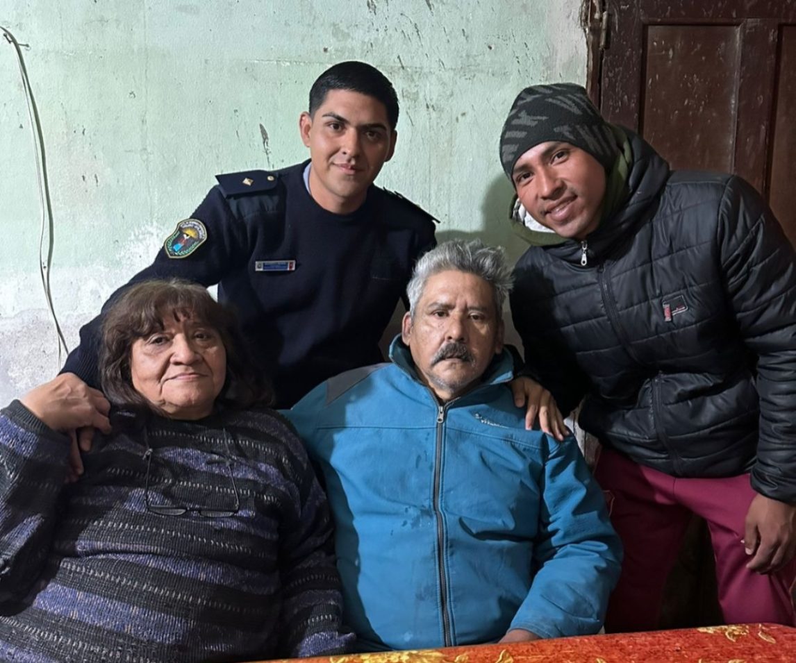 Policías salvan a un hombre que se atragantó con un trozo de carne