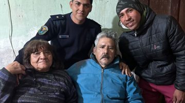 Policías salvan a un hombre que se atragantó con un trozo de carne