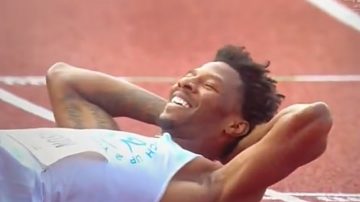 Video: un atleta ganó una carrera y obtuvo su mejor marca con el miembro afuera