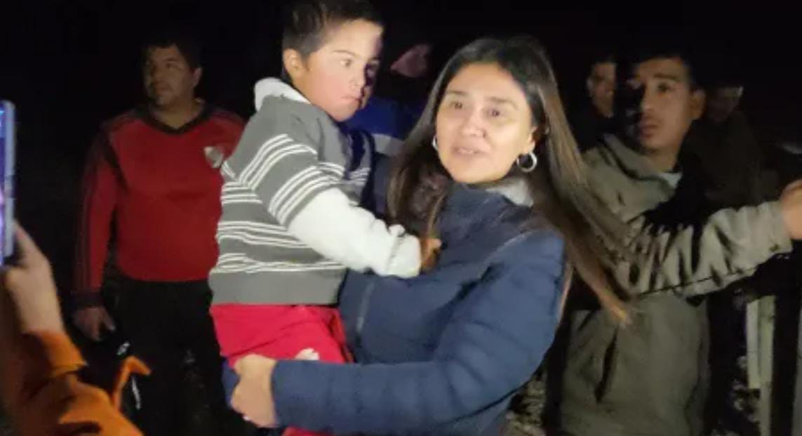 Emoción y alivio tras más de 12 horas de búsqueda: cómo y dónde hallaron al niño que se perdió en Alberdi