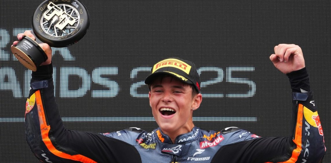 A pura emoción: Con 17 años, Valentín Perrone logró su primer podio en Moto3