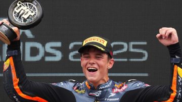 A pura emoción: Con 17 años, Valentín Perrone logró su primer podio en Moto3