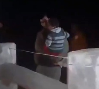 Video: la emoción de los baqueanos cuando encontraron al niño que pasó 12 horas deambulando por el monte