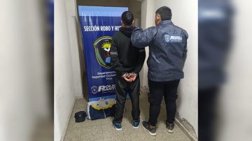 Amenazó con un arma blanca a un niño para robarle una gorra y fue detenido