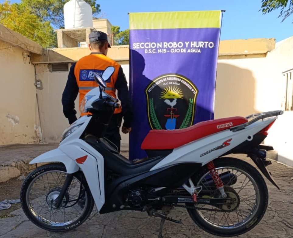 Una pareja de Ojo de Agua circulaba en una moto que fue robada en Córdoba