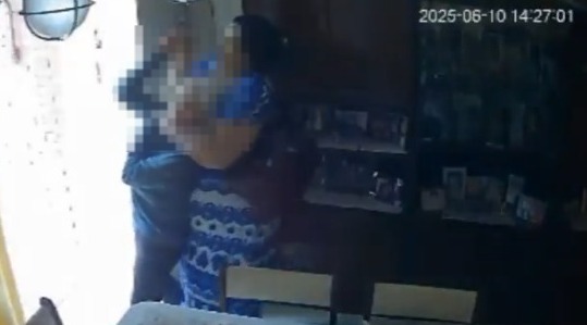 VIDEO | Engañó a una jubilada, la golpeó y ahorcó para robarle