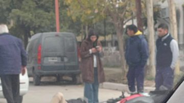 Aparatoso accidente vial entre un motociclista y un taxista a la altura de Andes y Colón