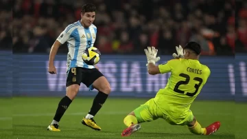 La Selección Argentina le ganó a Chile a domicilio y lo dejó con un pie afuera del mundial