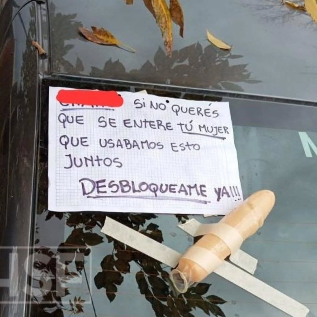 “Desbloqueame ya”: La insólita advertencia con juguete sexual que apareció en un auto