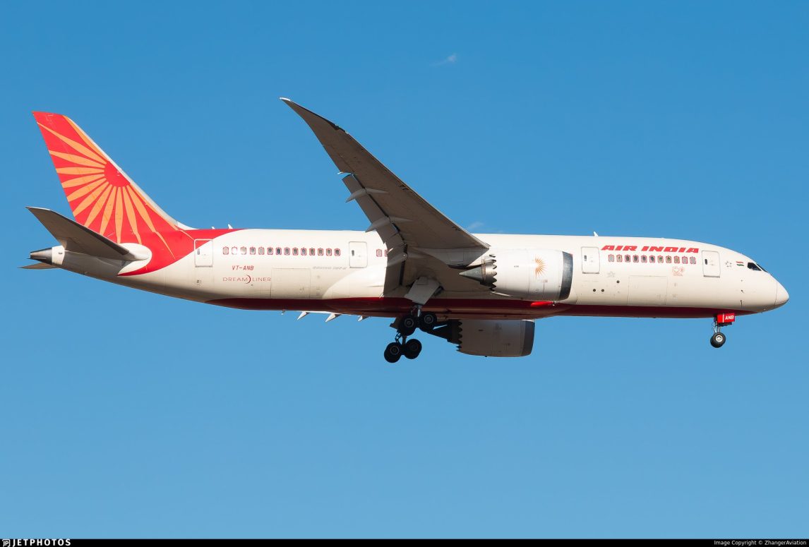 Fotos y videos: un avión de Air India con 242 pasajeros a bordo se estrelló poco después de despegar con destino a Londres
