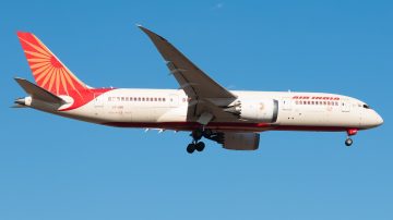 Fotos y videos: un avión de Air India con 242 pasajeros a bordo se estrelló poco después de despegar con destino a Londres