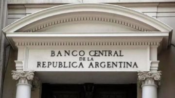 El BCRA aumentó USD 1.500 millones su intervención en futuros para frenar al dólar