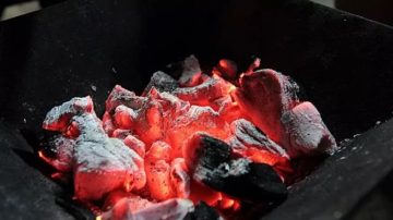 Puso un brasero en el baño para tomar una ducha y casi muere