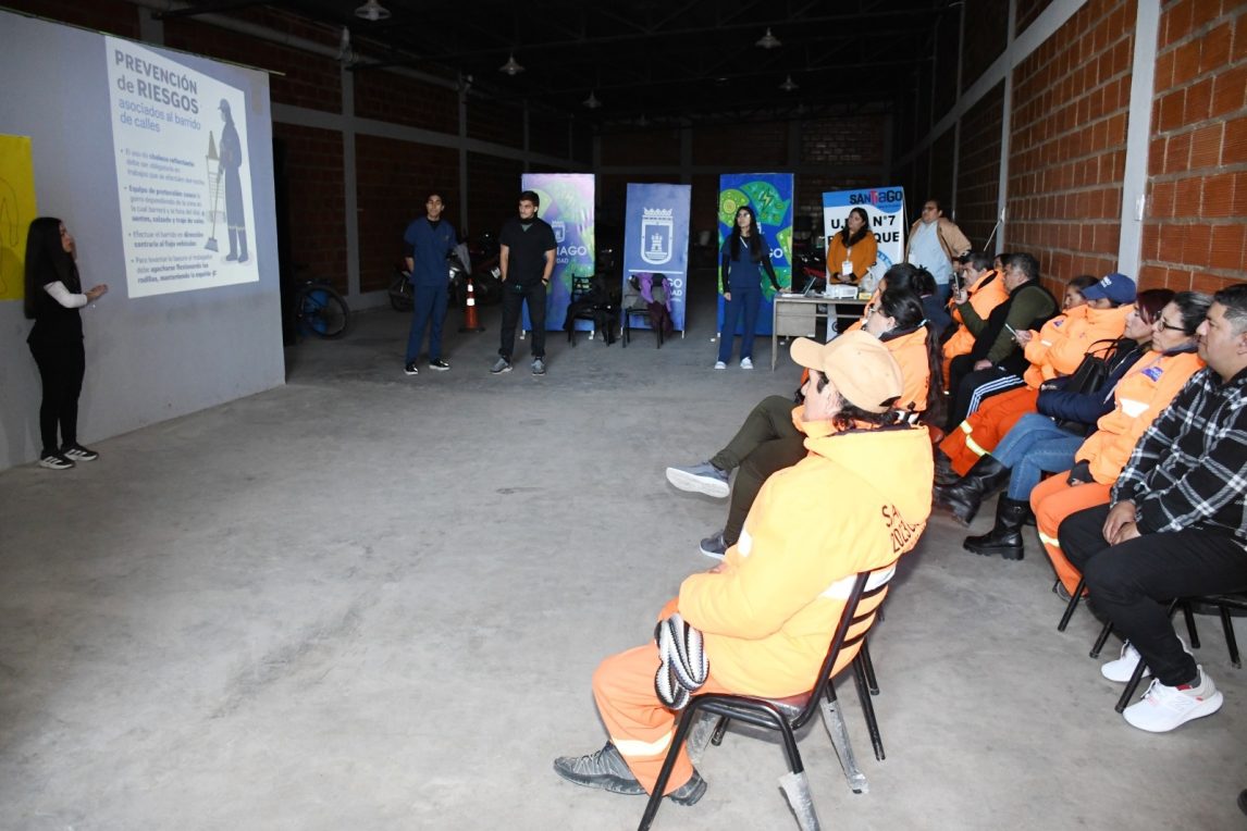 Personal de recolección y barrido de la municipalidad participó de una capacitación para prevenir lesiones durante la jornada laboral