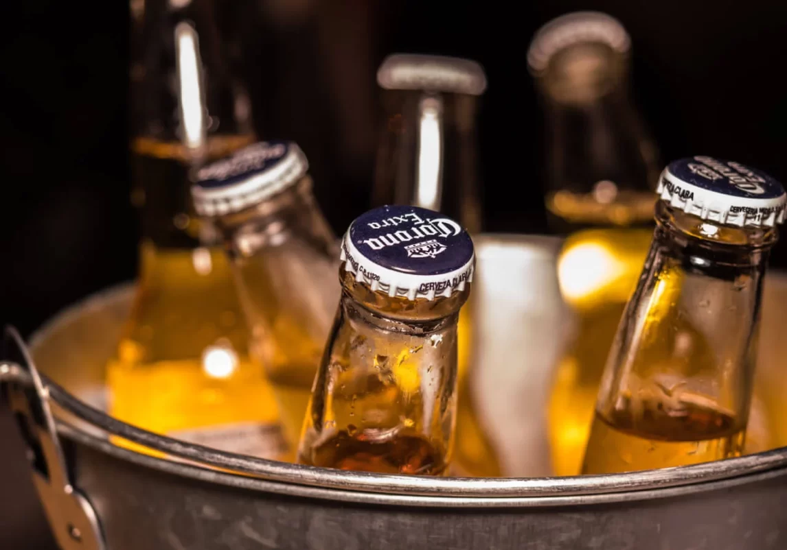 Ladrones enfiestados: se robaron más $300 mil, latas de cerveza, 23 botellas de Corona, 7 fernet y un parlante
