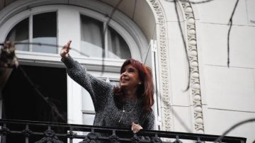 VIDEO. Cristina salió al balcón y encendió a su militancia: “”Vamos a volver”