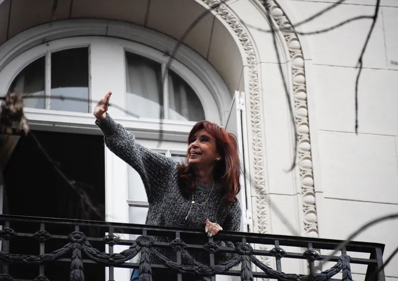 VIDEO. Cristina salió al balcón y encendió a su militancia: “”Vamos a volver”