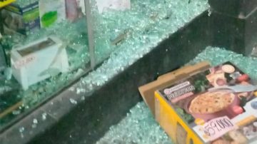 Tensión en pleno centro por intento de robo a un local: Destruyeron una vidriera