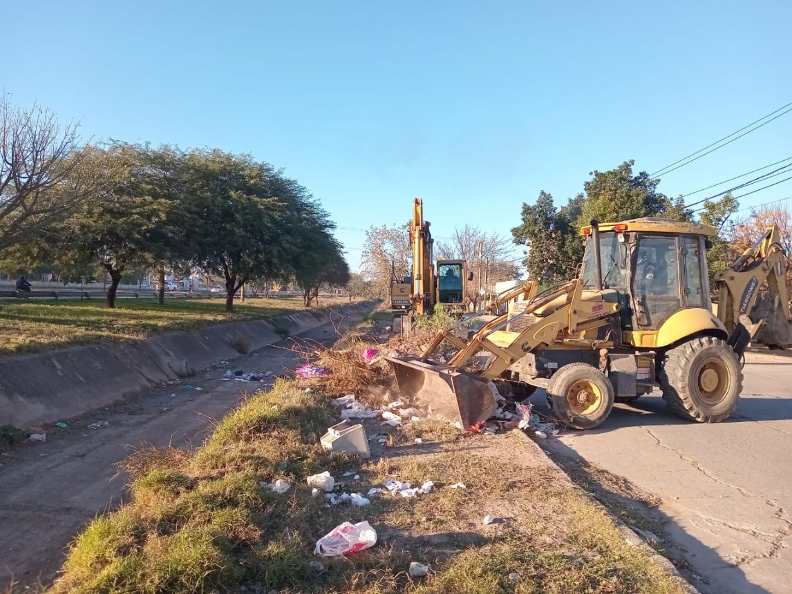 “Vaciaron” de mugre el desagüe pluvial de la Lugones y piden no arrojar desechos
