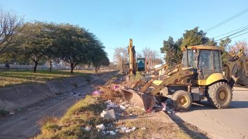 “Vaciaron” de mugre el desagüe pluvial de la Lugones y piden no arrojar desechos