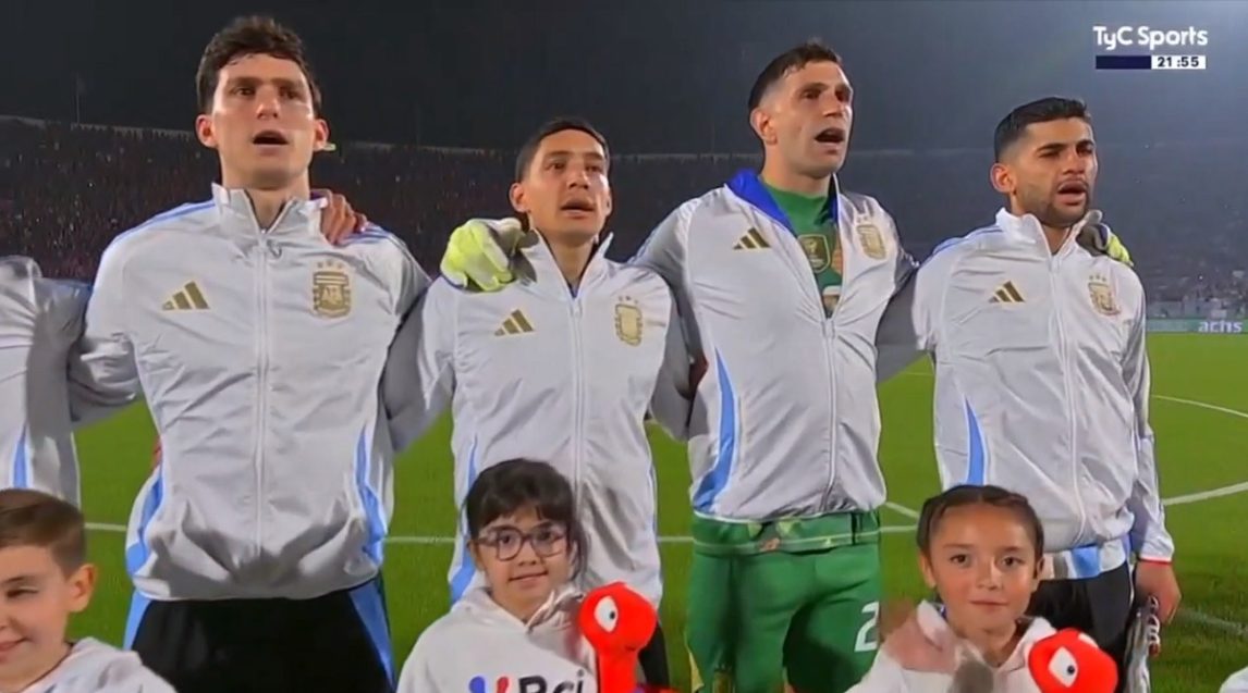 Polémica: hinchas chilenos silbaron el himno argentino y el “Dibu” les respondió sin filtro