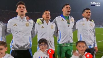 Polémica: hinchas chilenos silbaron el himno argentino y el “Dibu” les respondió sin filtro
