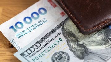 Tras la derrota del Gobierno en las elecciones, el dólar oficial opera a $1.460