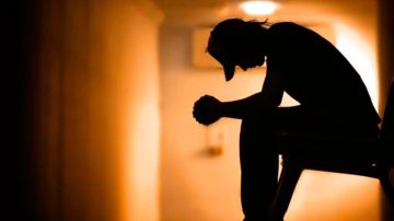 No quería regresar de una fiesta, ingresó al baño e intentó desistir de su vida