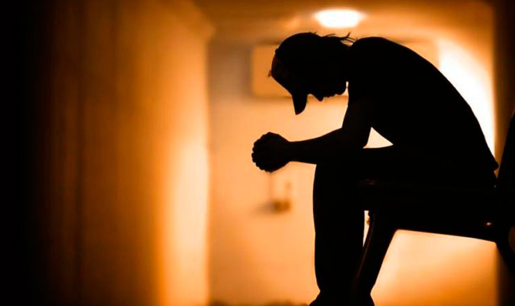 No quería regresar de una fiesta, ingresó al baño e intentó desistir de su vida