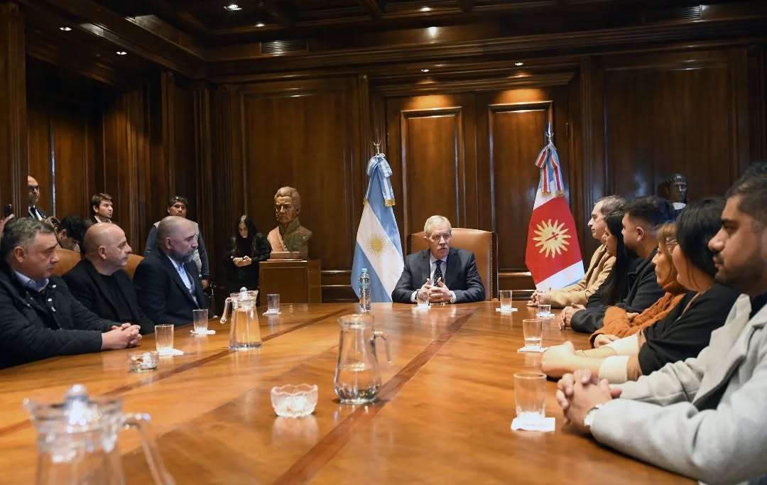 El Jefe de Gabinete recibió a 32 estudiantes de medicina que realizarán sus práctica en la provincia