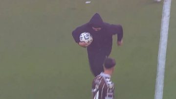 Un encapuchado se robó la pelota de la final y generó confusión en el estadio Único Madre de Ciudades