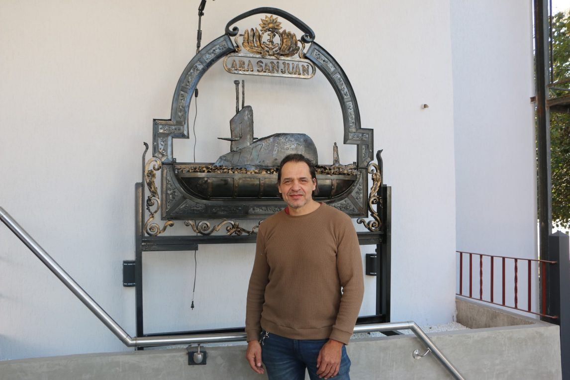 Escultor santiagueño creó un imponente mural tridimensional del ARA San Juan para la UNSE