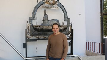 Escultor santiagueño creó un imponente mural tridimensional del ARA San Juan para la UNSE