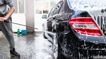 Llevó su auto a lavar, le desapareció una bolsa con marihuana y atacó al lavacoches