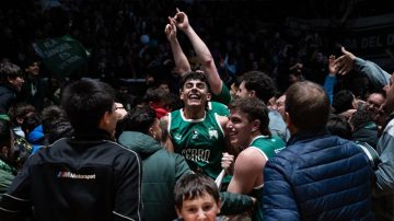 Reviví el triple de aro a aro de Ferro en la Liga Nacional que recorrerá el mundo