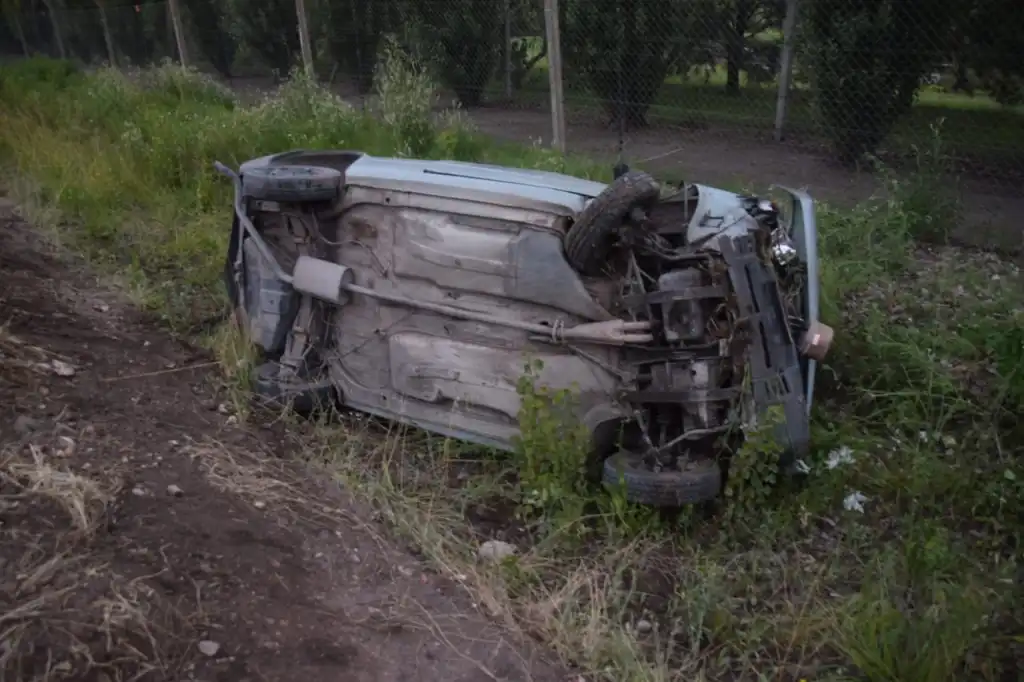 Impresionante vuelco de un Fiat 147 en la ruta 36 camino a Tres Cerros