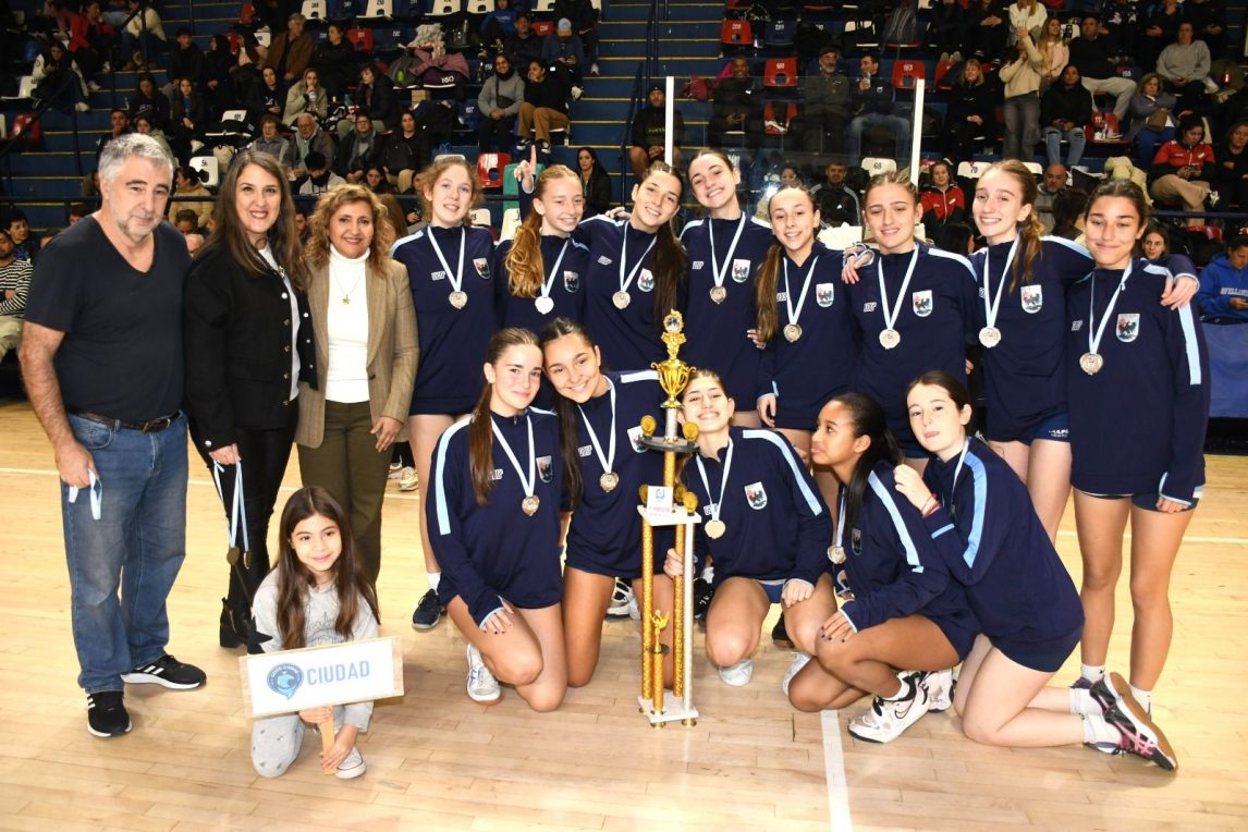 Norma Fuentes participó de la entrega de premios a los ganadores de Cestoball sub17