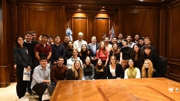 Zamora se reunió con jesuitas dedicados a la formación de líderes políticos con valores democráticos