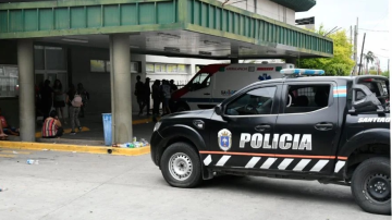 Una mujer lucha por su vida tras ser apuñalada por la espalda por su pareja