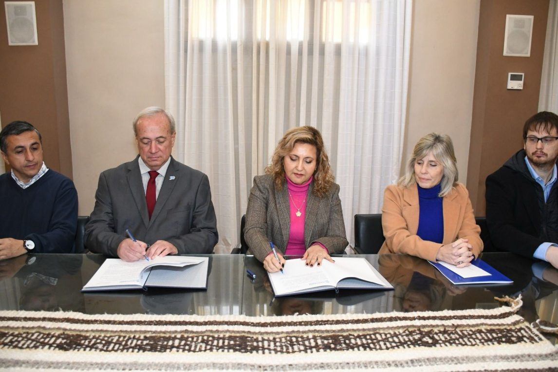 La intendente Fuentes y el presidente del Consejo de Ingeniería firmaron un convenio para agilizar trámites on line