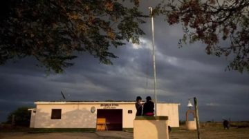 Una mujer atacó a la directora de una escuela por “hablar mal” de su marido
