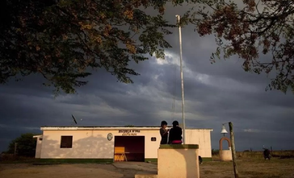 Una mujer atacó a la directora de una escuela por “hablar mal” de su marido