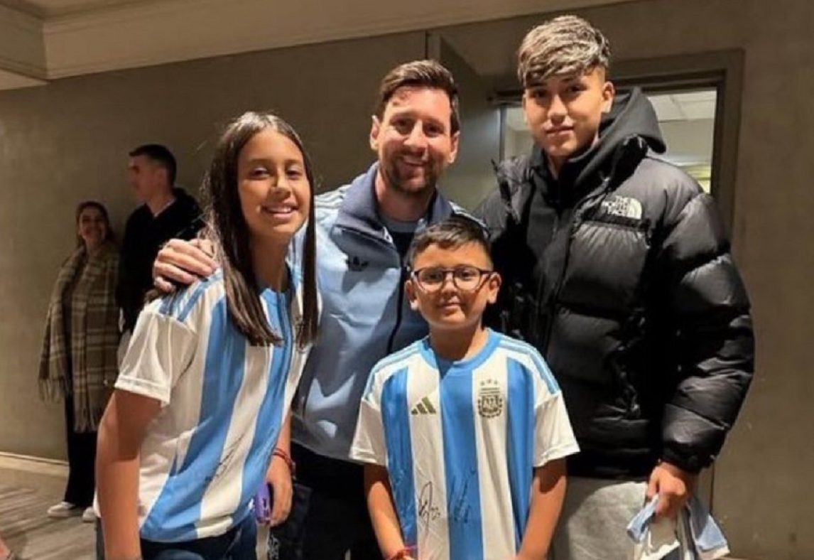 Sana costumbre: Los hijos de Arturo Vidal posaron con Lionel Messi en la previa de Argentina – Chile